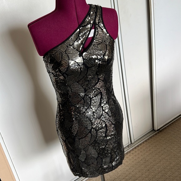 Bebe Black/Silver Sequin Cocktail Mini Dress. Size S. One shoulder. - Picture 1 of 5